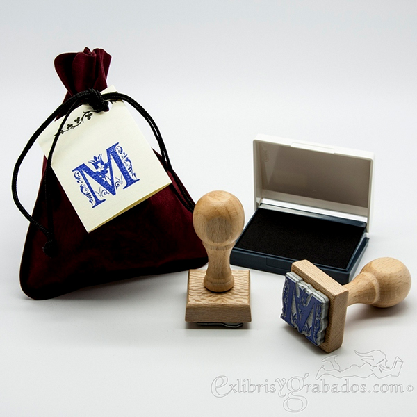 Inicial adornada personalizada inspirada en letras capitulares clásicas para ex libris y papelería