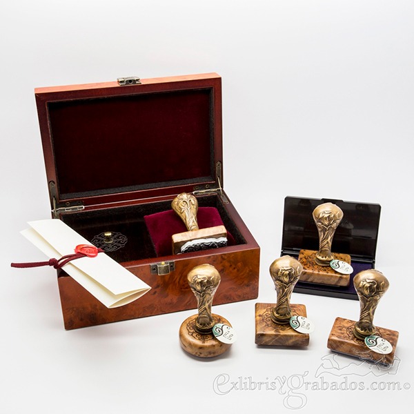 Sello ex libris estampado en el reverso de la cubierta de un libro